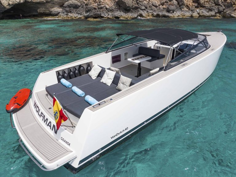 Stern of Van Dutch 40 Wolfman - Yacht in Ibiza