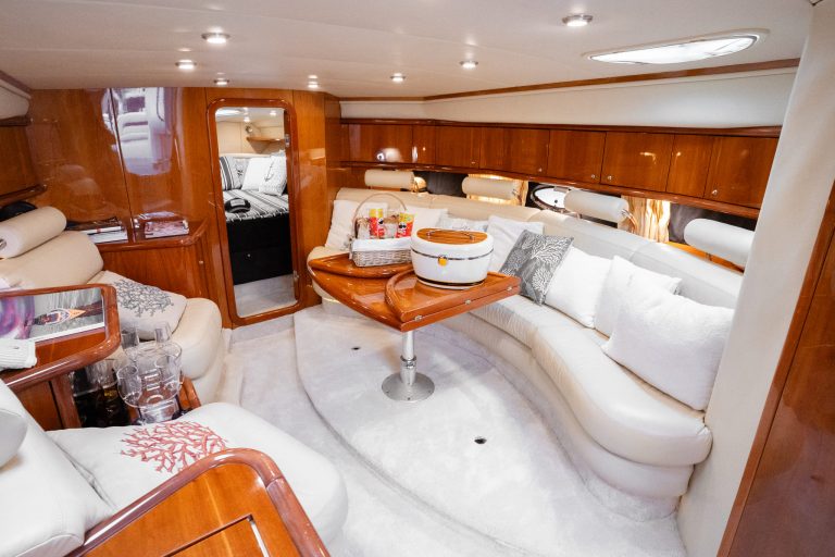 Lounge of Sunseeker Superhawk 48 Vista Alegre III - Yacht in Ibiza