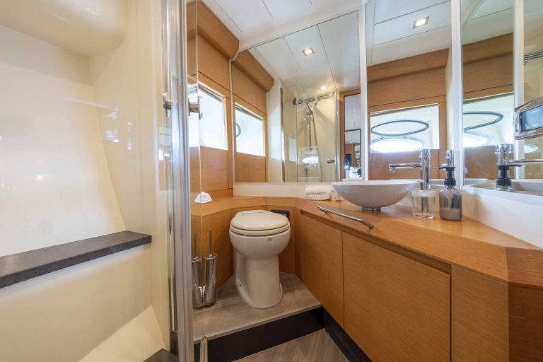 Bathroom of Pershing 80 Wahoo - Superyacht in Ibiza