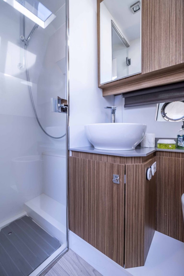 Bathroom of Fim Regina 340 Éxito - Motorboat in Ibiza