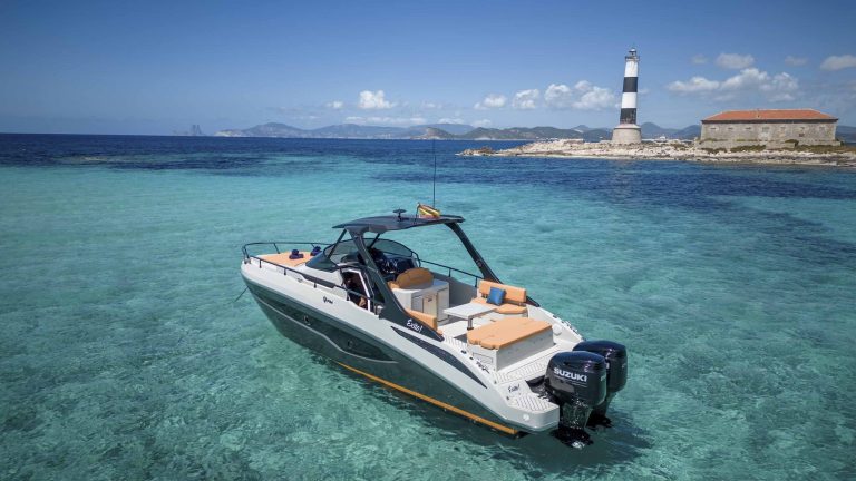 Port view of Fim Regina 340 Éxito - Motorboat in Ibiza
