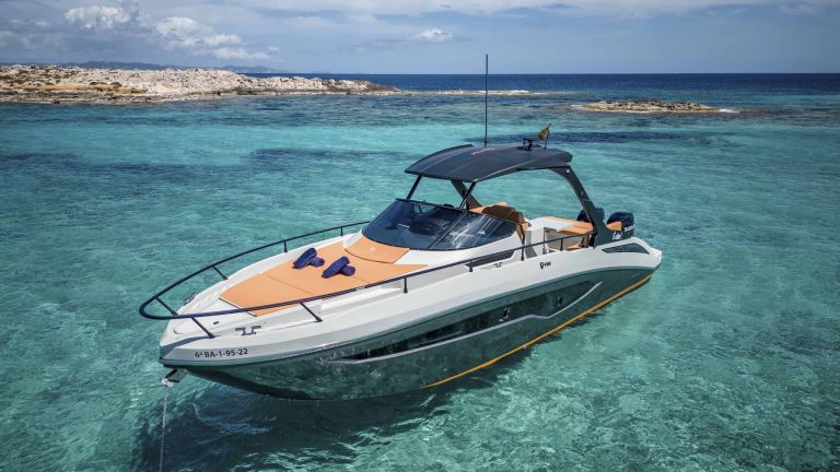 Sundeck of Fim Regina 340 Éxito - Motorboat in Ibiza