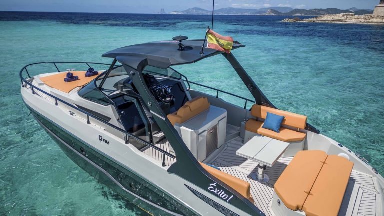 Stern table of Fim Regina 340 Éxito - Motorboat in Ibiza
