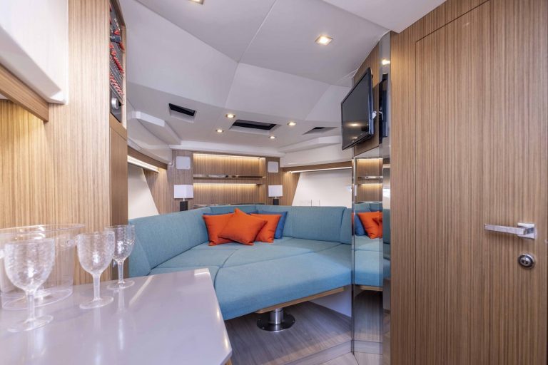 Cabin of Fim Regina 340 Éxito - Motorboat in Ibiza