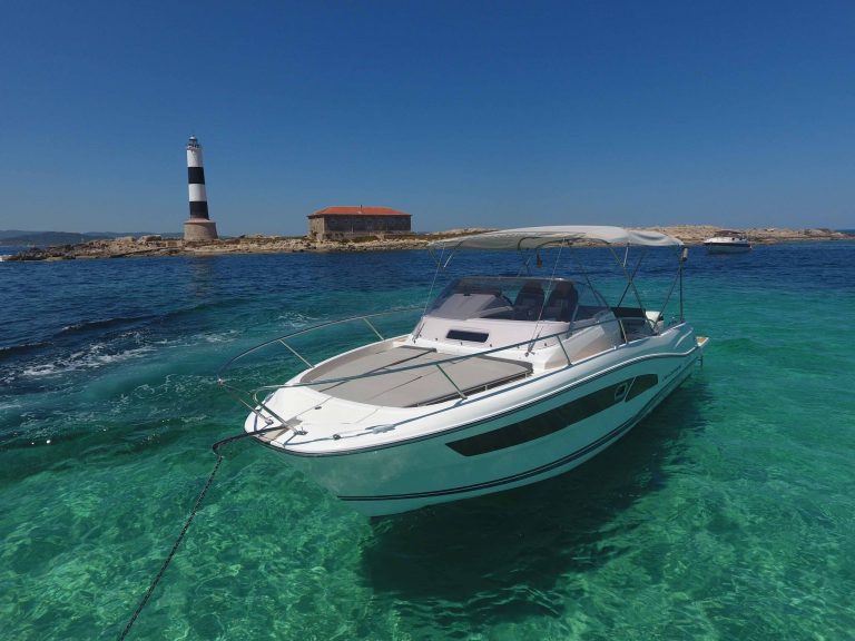Bow of Jeanneau Cap Camarat 9,0 Thymar - Motorboat in Ibiza