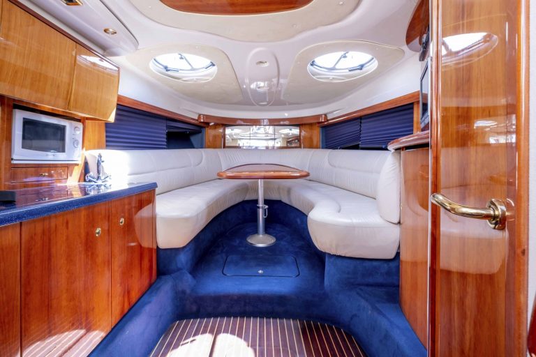 Cabin of Cranchi Endurance 41 Diamond - Motorboat in Ibiza