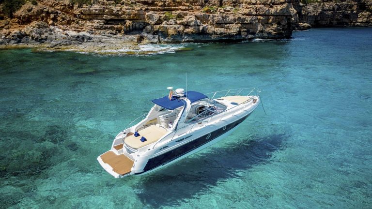 Starboard view of Cranchi Endurance 41 Diamond - Motorboat in Ibiza