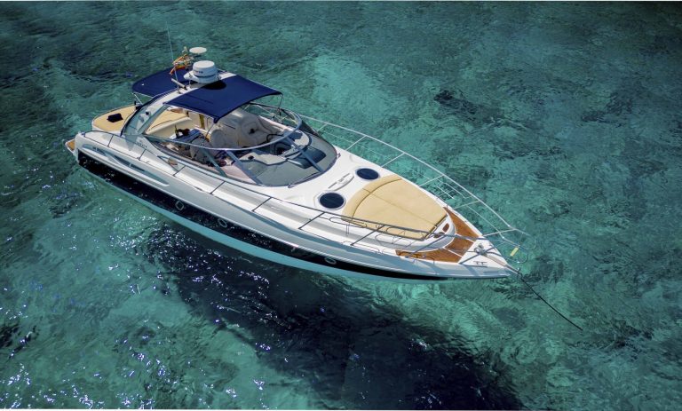Bow sundeck of Cranchi Endurance 41 Diamond - Motorboat in Ibiza