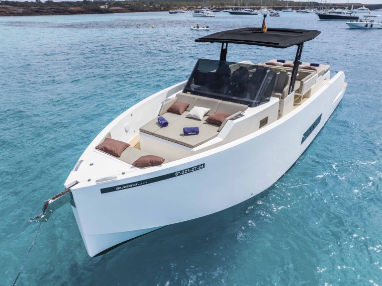 Bow of De Antonio D42 Playyacht III - Yacht in Ibiza