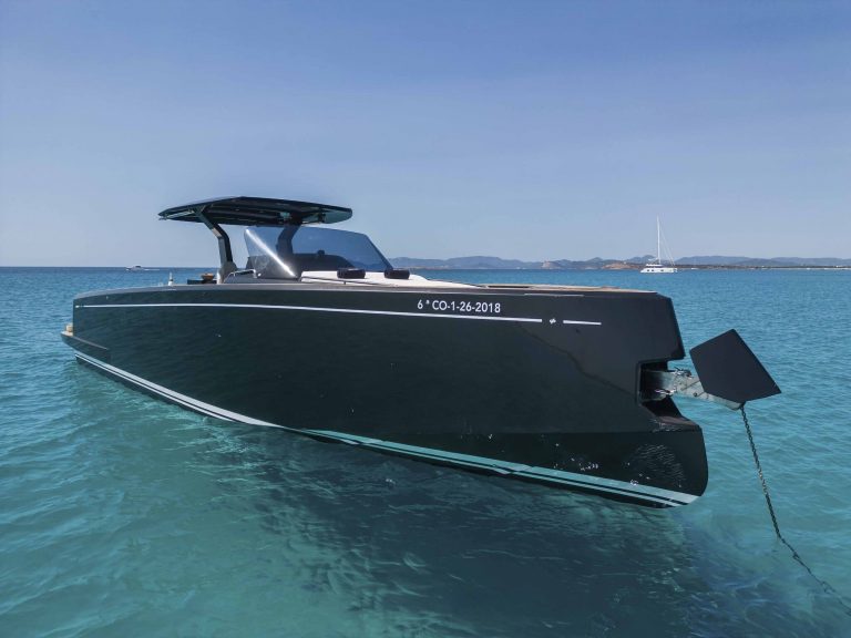 Bow of Pardo 43 Playyacht II - Yacht in Ibiza
