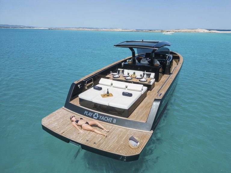 Stern of Pardo 43 Playyacht II - Yacht in Ibiza