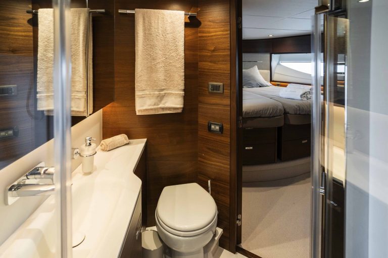Bathroom of Princess V55 Shaka - Yacht in Ibiza