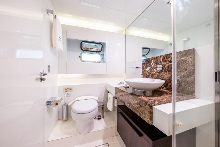 Bathroom of Arcadia 85 Eternity 44 - Superyacht in Ibiza