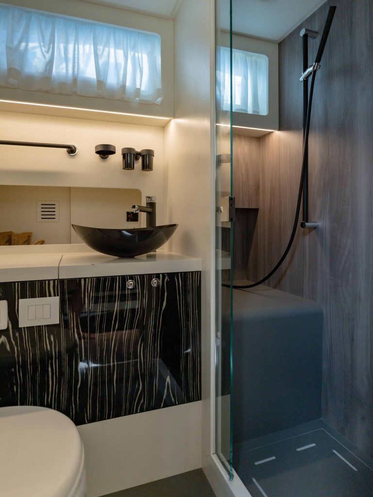 Bathroom of Canados Gladiator 493 Grand Vibe - Yacht in Ibiza