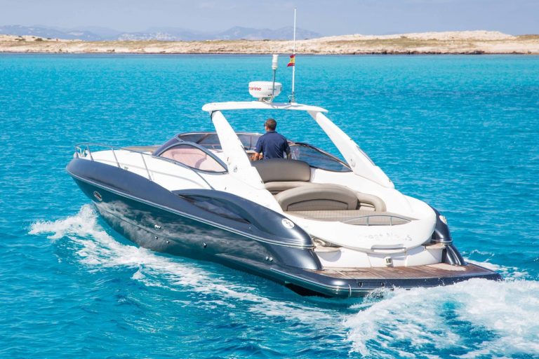 Stern of Sunseeker Superhawk 40 Great News - Motorboat in Ibiza