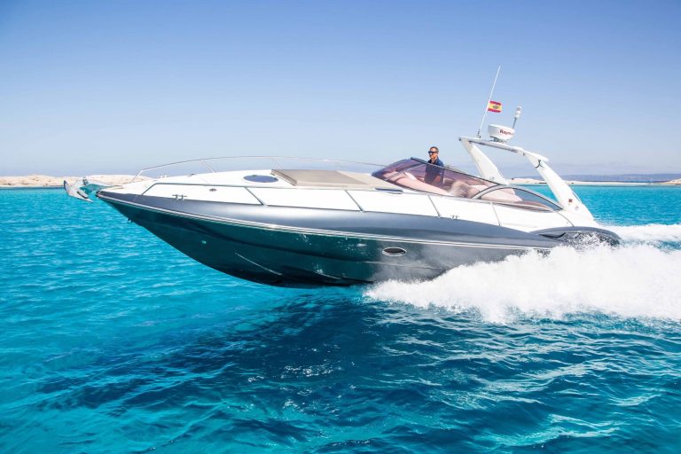Bow of Sunseeker Superhawk 40 Great News - Motorboat in Ibiza