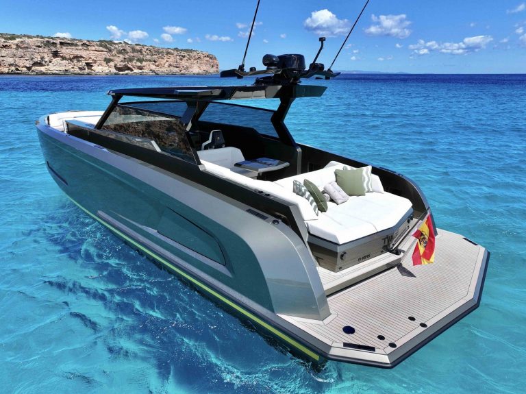 Stern of Vanquish VQ45 Time - Yacht in Ibiza