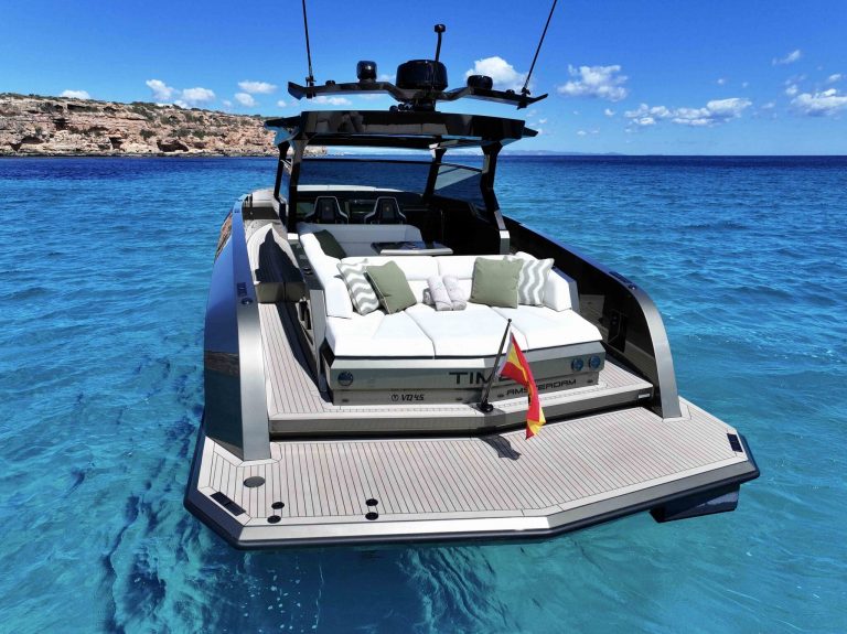 Stern 2 of Vanquish VQ45 Time - Yacht in Ibiza