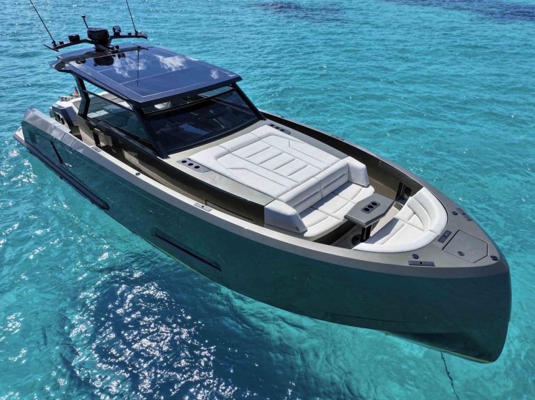 Bow of Vanquish VQ45 Time - Yacht in Ibiza