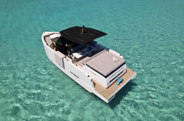 Sundeck of De Antonio D28 Habeas Corpus - Motorboat in Ibiza