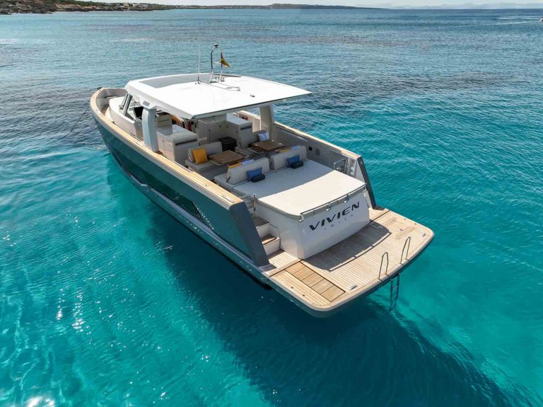 Stern of Fjord 53XL Vivien - Yacht in Ibiza