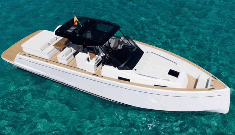 Starboard view of Pardo 43 Yaas - Yacht in Ibiza