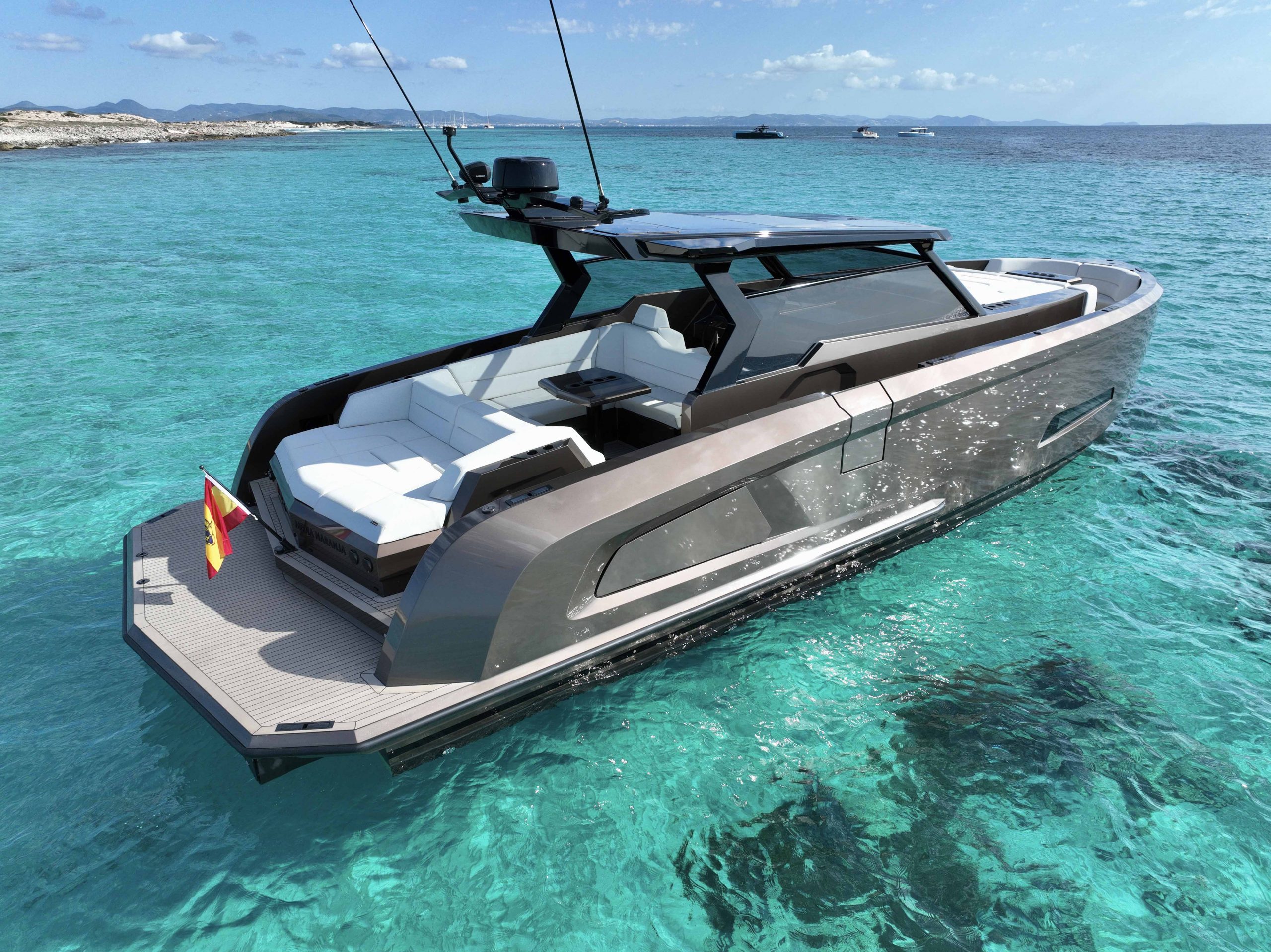Stern of Vanquish VQ45 Media Naranja - Yacht in Ibiza