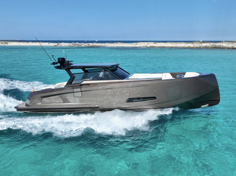 Starboard view of Vanquish VQ45 Media Naranja - Yacht in Ibiza