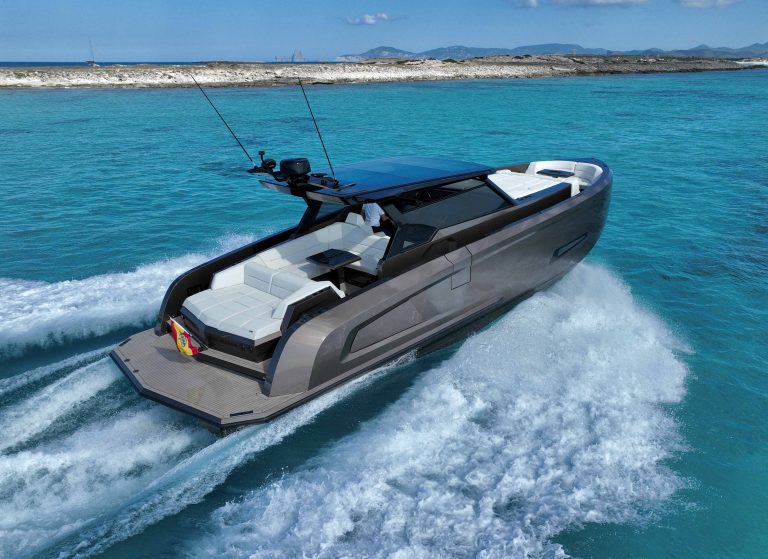 Stern 2 of Vanquish VQ45 Media Naranja - Yacht in Ibiza