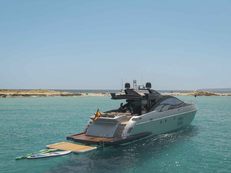Stern of Azimut 86 Jungle - Superyacht in Ibiza