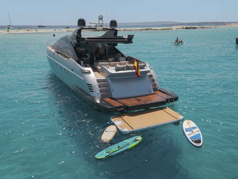 Stern 2 of Azimut 86 Jungle - Superyacht in Ibiza