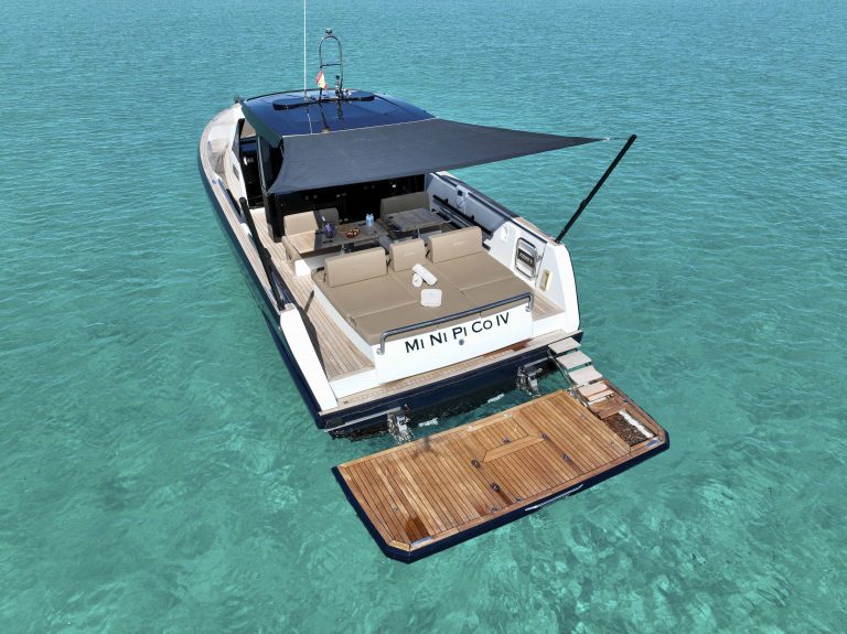 Stern of Fjord 44 Minipico IV - Yacht in Ibiza