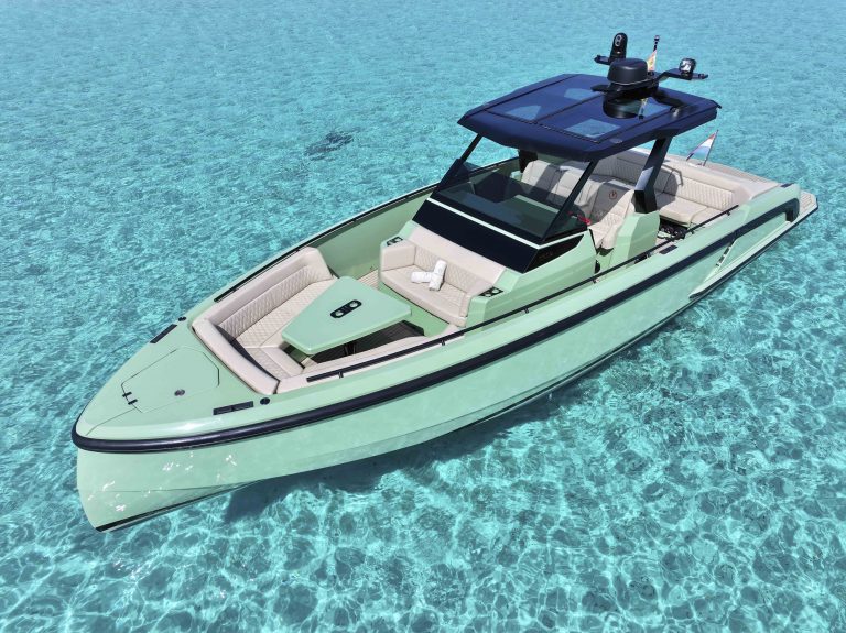 Bow of Vanquish VQ40 In sync - Yacht in Ibiza