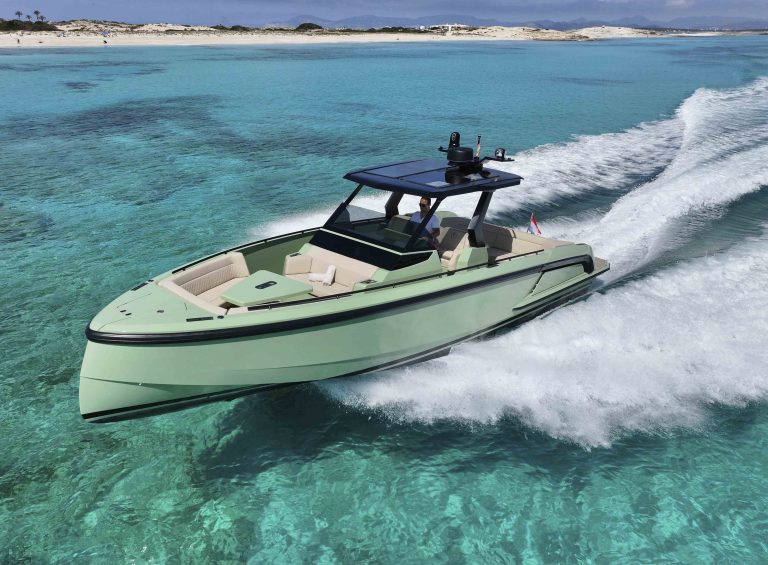 Sailing of Vanquish VQ40 In sync - Yacht in Ibiza