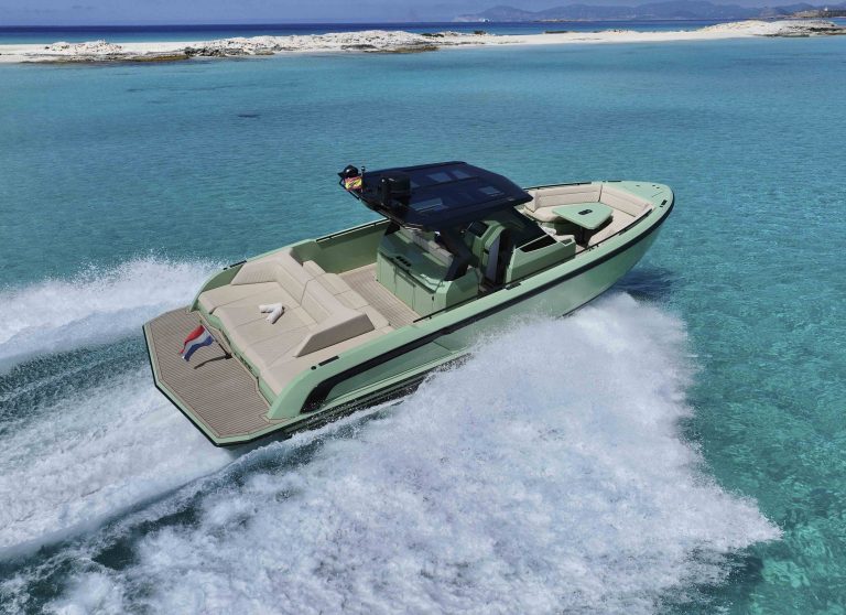 Starboard view of Vanquish VQ40 In sync - Yacht in Ibiza