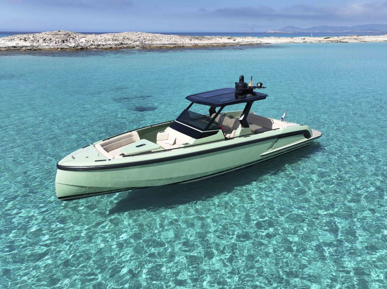 Port view of Vanquish VQ40 In sync - Yacht in Ibiza