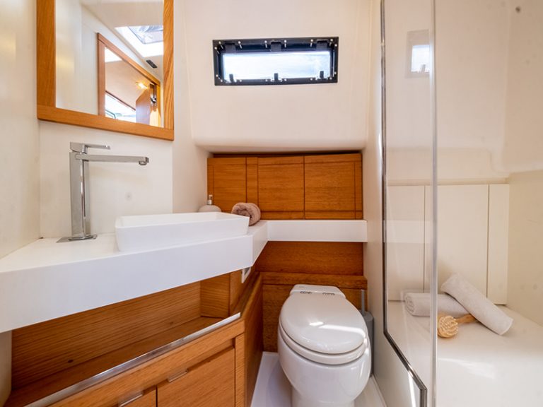 Bathroom of Pardo 43 Planazo - Yacht in Ibiza