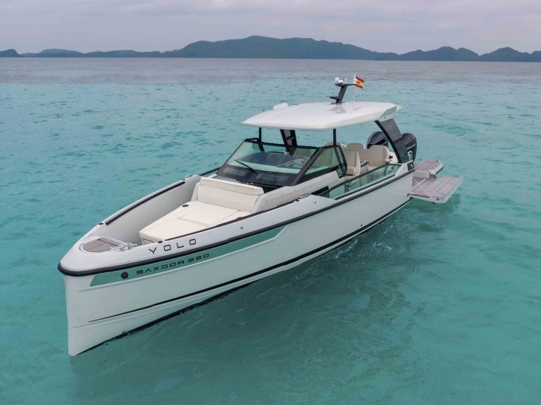 Bow of Saxdor 320 GTO Yolo - Motorboat in Ibiza