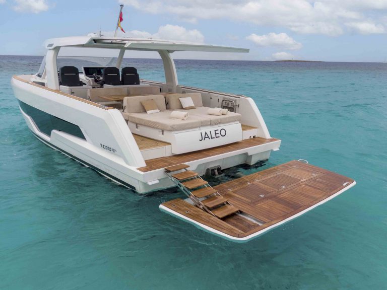 Stern of Fjord 41XL Jaleo - Yacht in Ibiza