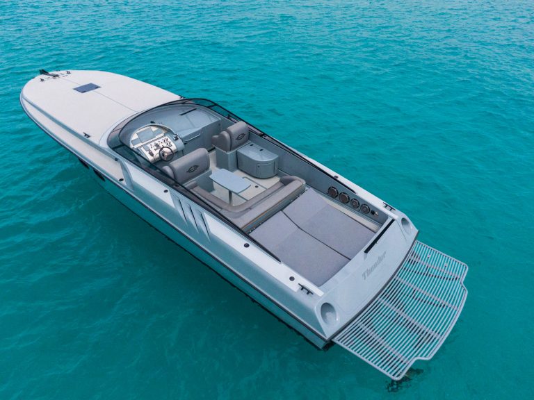 Stern of Magnum 44 Fuga - Yacht in Ibiza