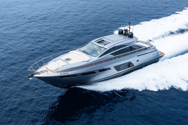 Starboard view of Pershing 6x Dr. No - Yacht in Ibiza