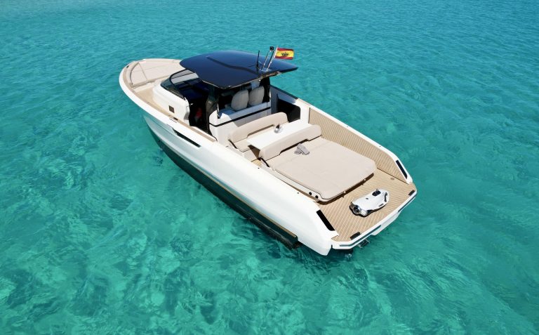 Stern of Bellini Astor 36 Just Shine - Yacht in Ibiza