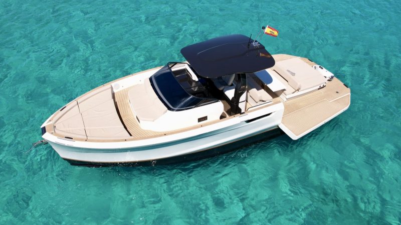 Lateral platform of Bellini Astor 36 Just Shine - Yacht in Ibiza