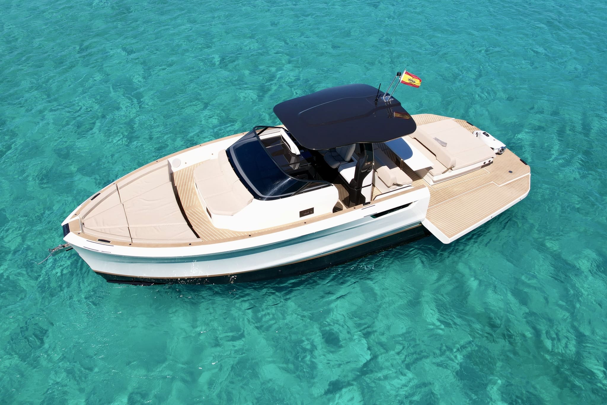 Lateral platform of Bellini Astor 36 Just Shine - Yacht in Ibiza