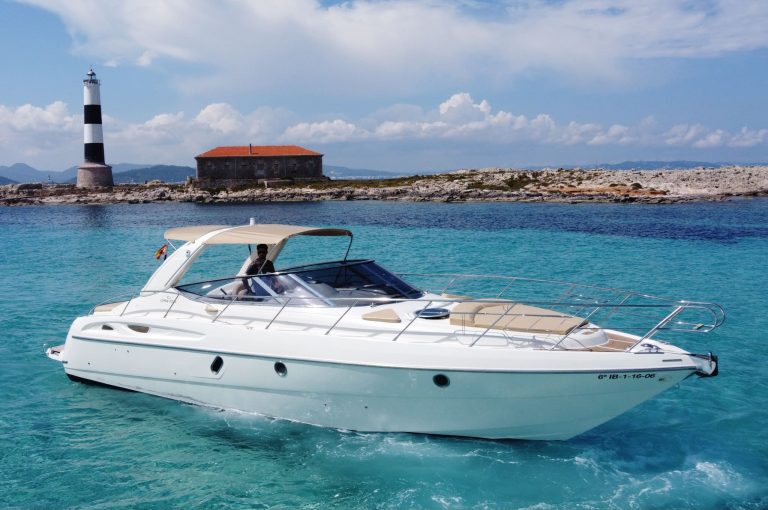 Starboard view of Cranchi Endurance 41 Qbret - Motorboat in Ibiza