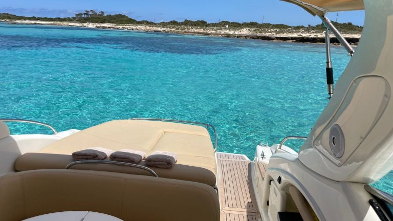 Stern of Cranchi Endurance 41 Qbret - Motorboat in Ibiza