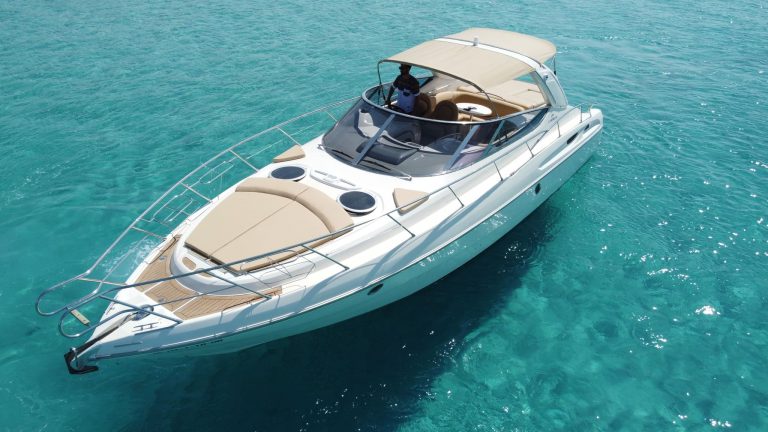 Bow sundeck of Cranchi Endurance 41 Qbret - Motorboat in Ibiza