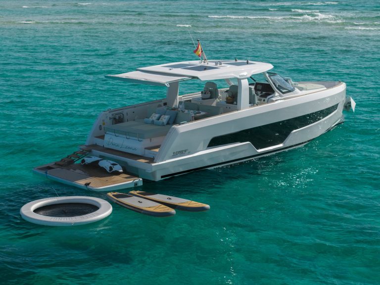 Stern of Fjord 41XL Doña Leona - Yacht in Ibiza