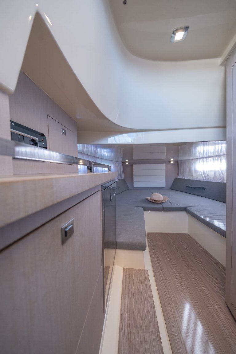 Cabin of Invictus 280 Gt Delph - Motorboat in Ibiza