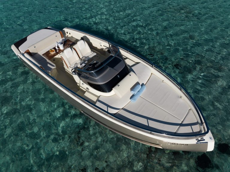 Bow sundeck of Invictus 280 Gt Delph - Motorboat in Ibiza